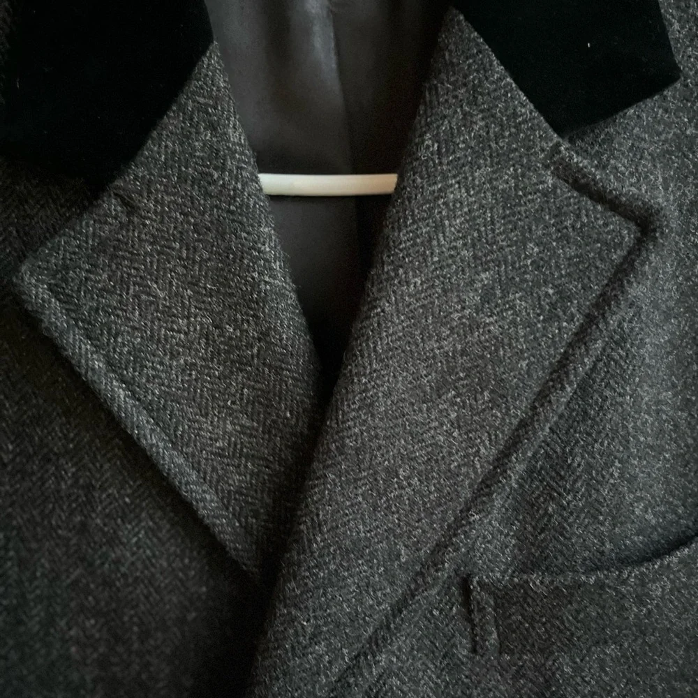 Handsome Gray Herringbone Tweed 100% Wool Long Coat  With Velvet Collar - Picture 7 of 12